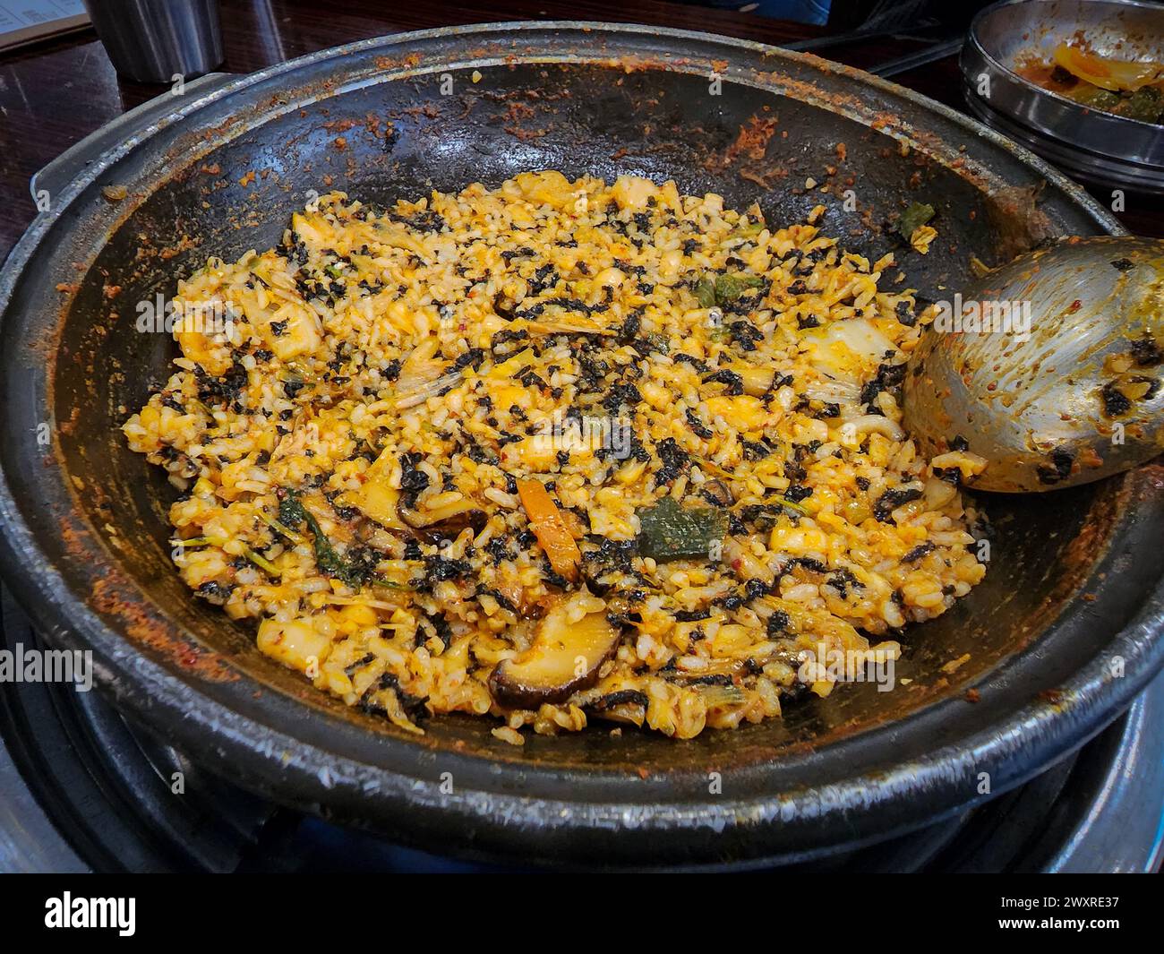 Cultura alimentare coreana di mangiare un hot pot e poi friggere il riso in una pentola vuota Foto Stock