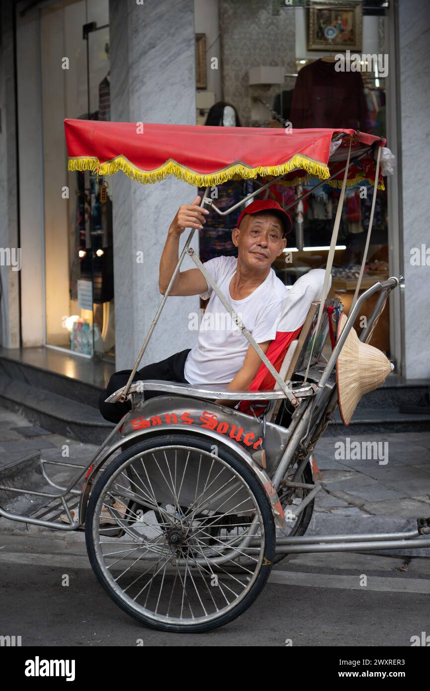 Autista Cyclo nel quartiere vecchio, Hanoi Vietnam Foto Stock