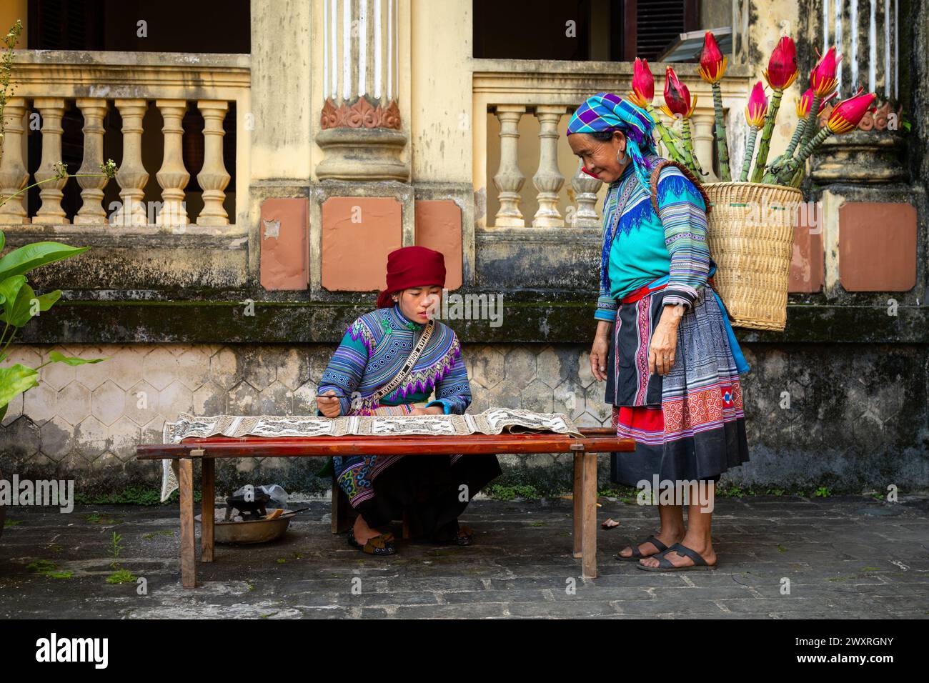 Donne Hmong di fiori al Palazzo dei Re Hmong (Vau Meo) a Bac ha, provincia di Lao Cai, Vietnam Foto Stock