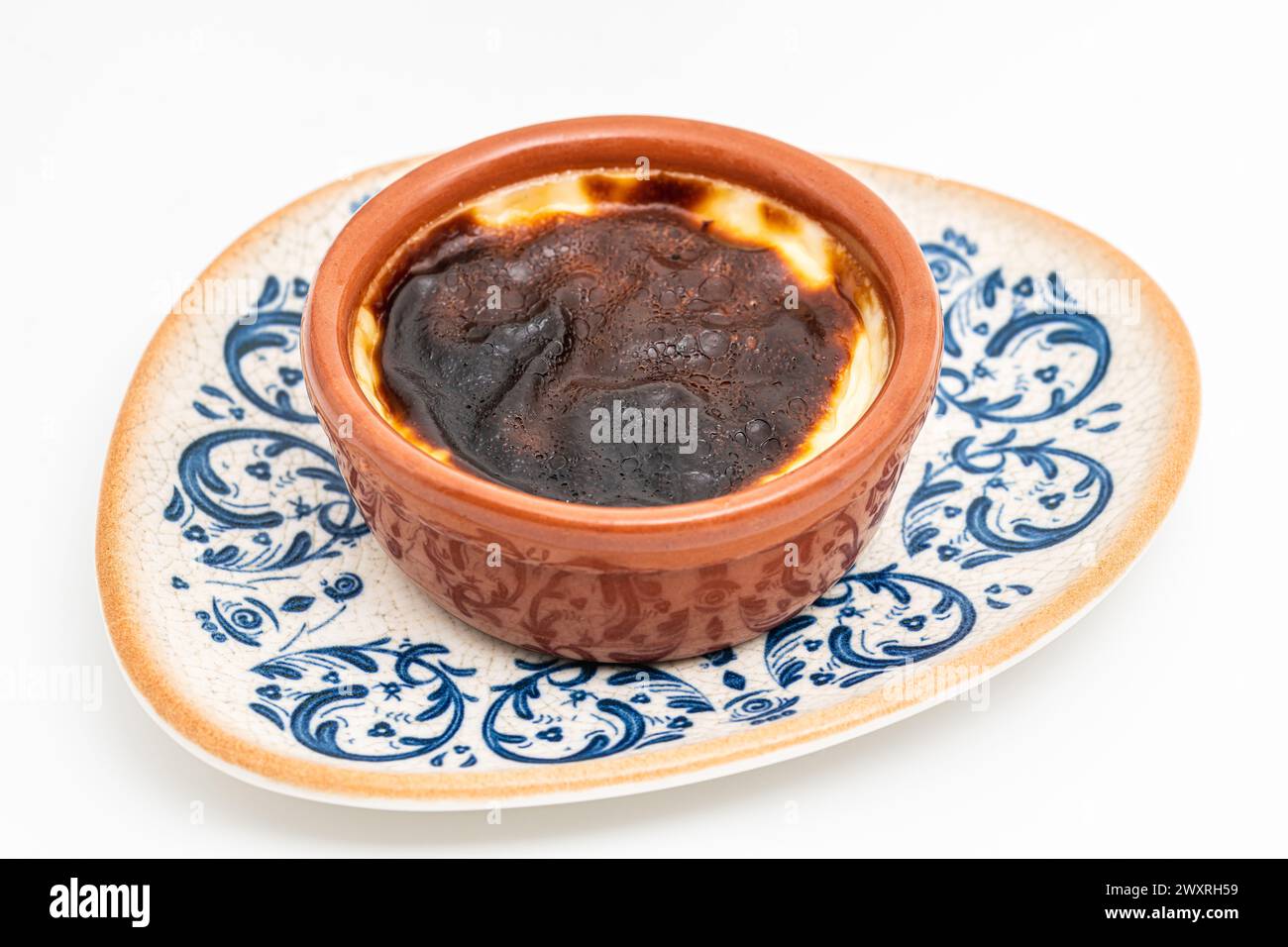 Tradizionale dessert turco panetteria riso budino nome turco Firin Sutlac in ciotola di ceramica Foto Stock