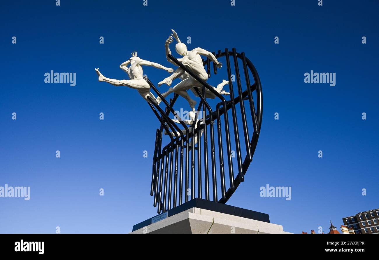 La scultura Flight of the Langoustine su Hove Plinth lungo il lungomare creata dallo scultore di Brighton Pierre Diamantopoulo Foto Stock