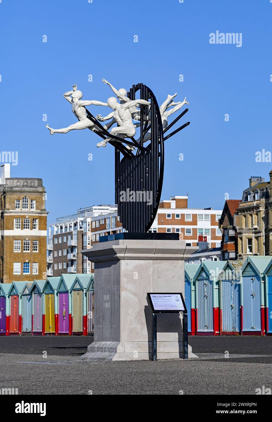 La scultura Flight of the Langoustine su Hove Plinth lungo il lungomare creata dallo scultore di Brighton Pierre Diamantopoulo Foto Stock