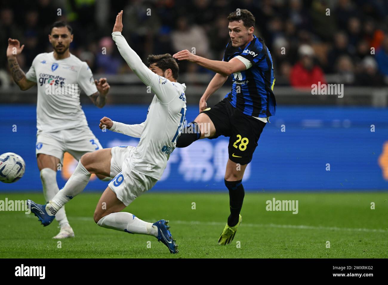 Benjamin Pavard (Inter)Bartosz Bereszynski (Empoli) durante la partita di serie A italiana tra Inter 2-0 Empoli allo Stadio Giuseppe Meazza il 1° aprile 2024 a Milano. (Foto di Maurizio Borsari/AFLO) Foto Stock