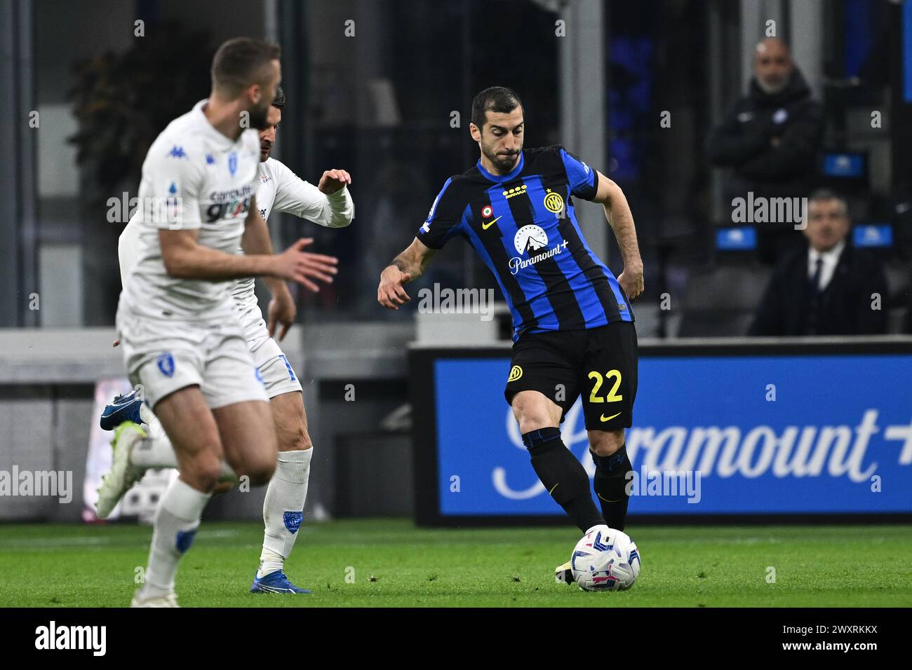 Henrikh Mkhitaryan (Inter)Bartosz Bereszynski (Empoli) durante la partita di serie A italiana tra Inter 2-0 Empoli allo Stadio Giuseppe Meazza il 1° aprile 2024 a Milano. (Foto di Maurizio Borsari/AFLO) Foto Stock