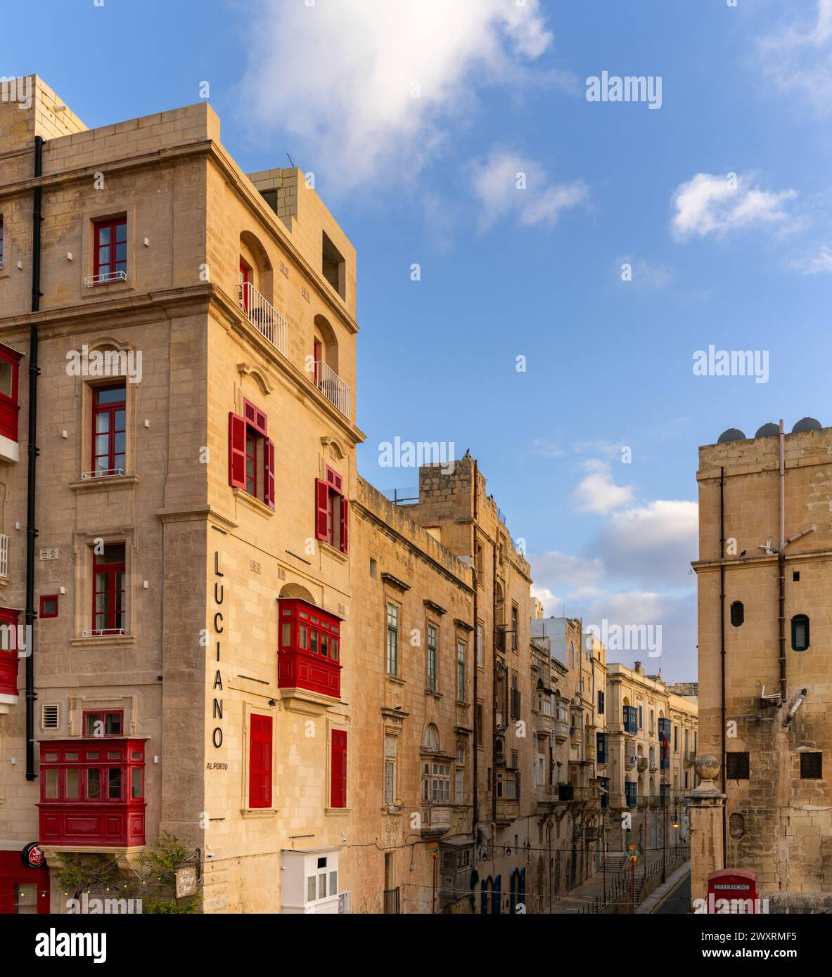 La Valletta, Malta - 23 dicembre 2023: Vista dello storico Bridge Bar e del centro di la Valletta Foto Stock