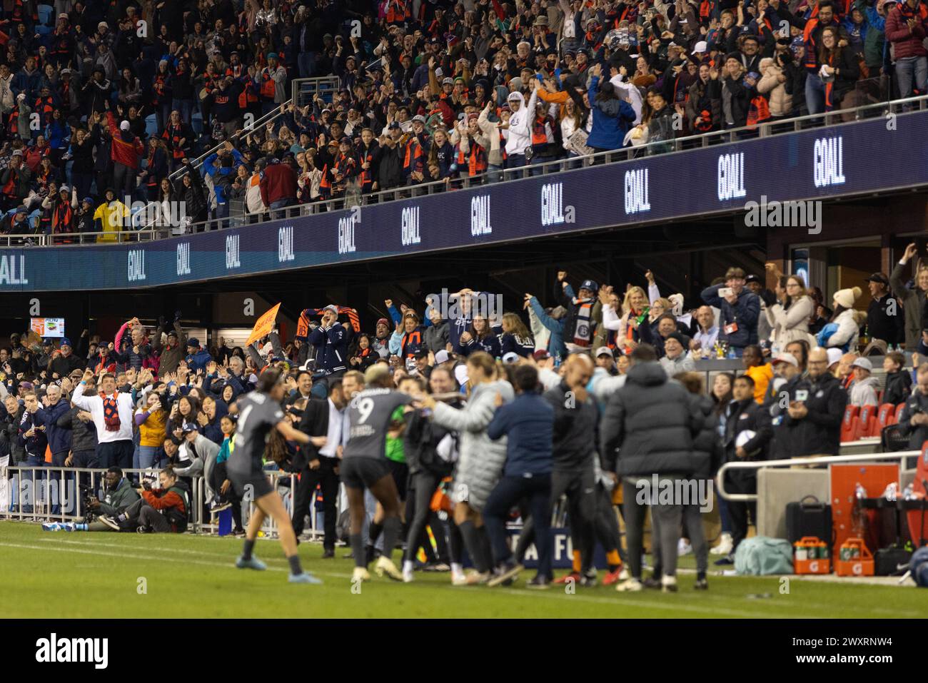 I tifosi del Bay FC condividono la loro pura emozione mentre Racheal Kundananji (9) festeggia con la sua squadra durante una partita di calcio femminile della NWSL, sabato 30 marzo 2024, a San Jose, Calif. (Jack Rowan/immagine dello sport) Foto Stock