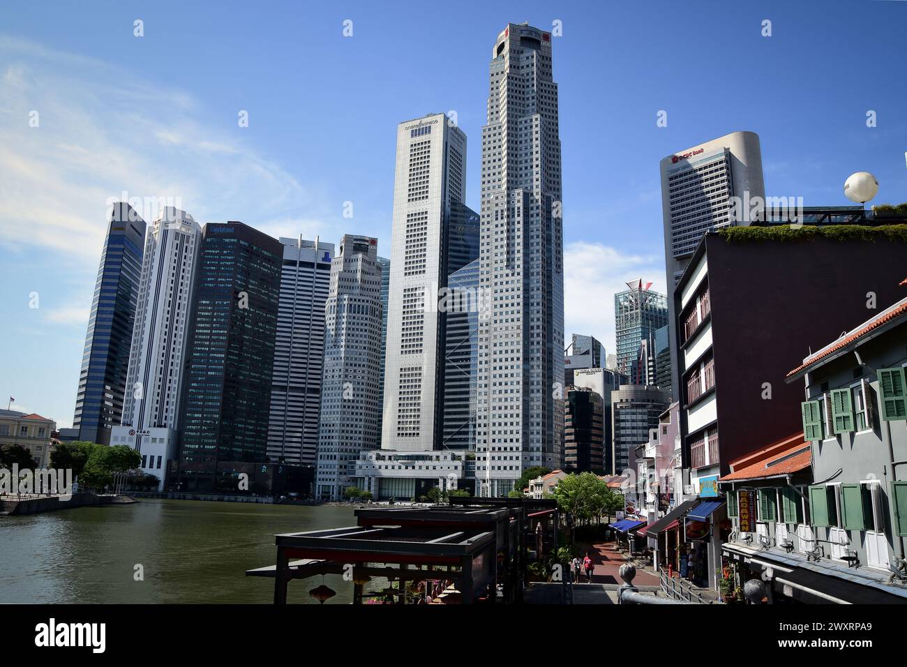 Una vista panoramica delle strade e dei grattacieli di Singapore in una giornata di sole Foto Stock