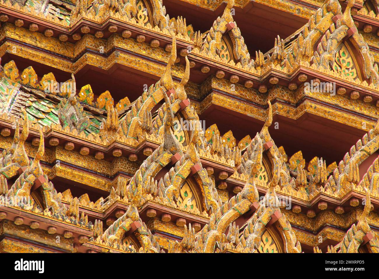 Intricate decorazioni del tempio buddista, disegni dettagliati presentati a Bangkok, Thailandia Foto Stock