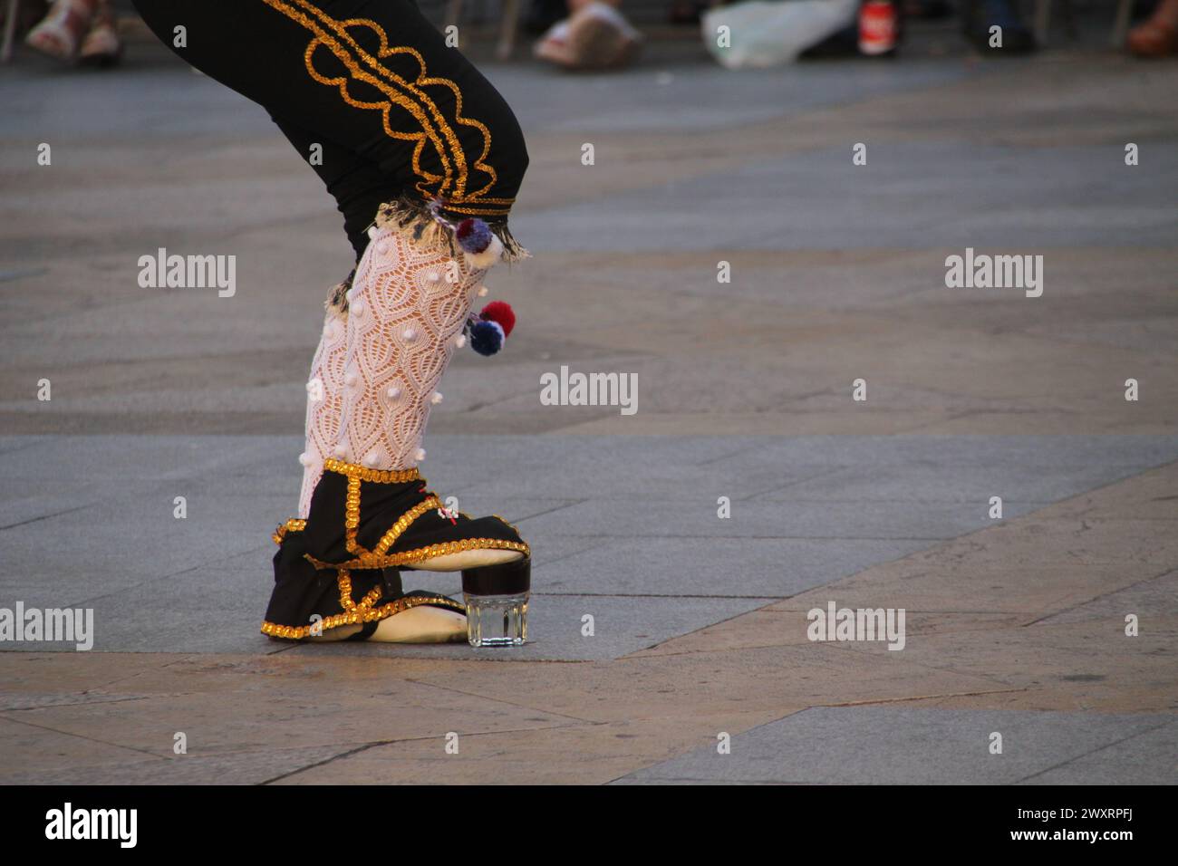 Alcuni ballerini popolari baschi in strada Foto Stock