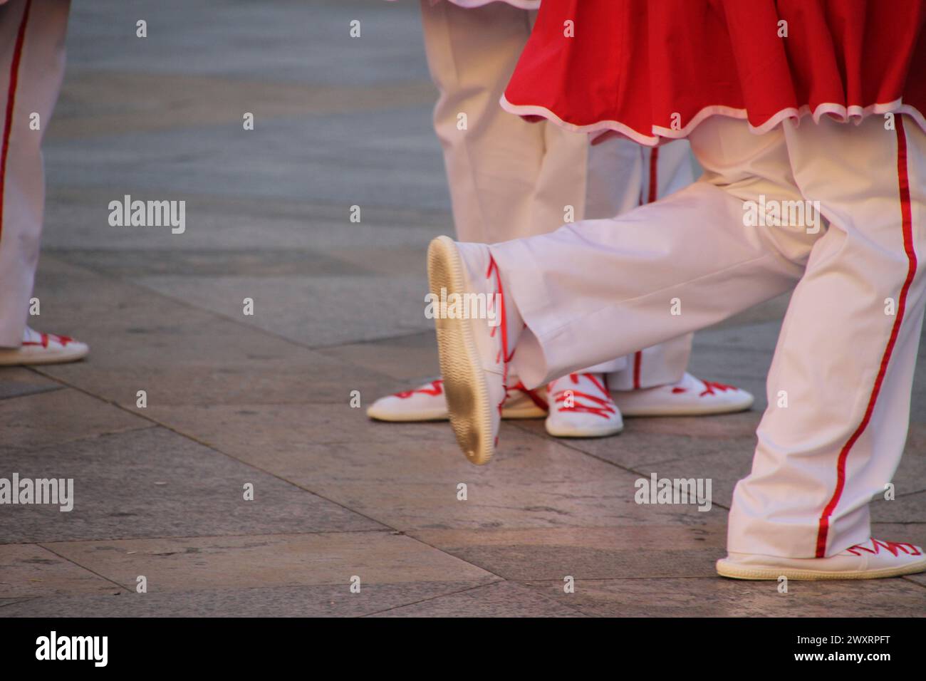 Alcuni ballerini popolari baschi in strada Foto Stock