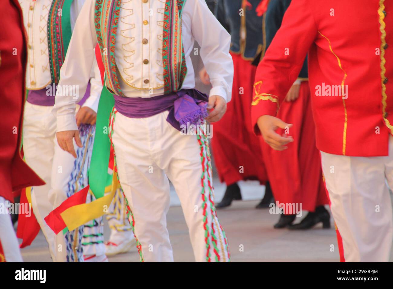 Alcuni ballerini popolari baschi in strada Foto Stock