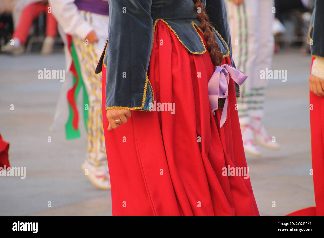 Alcuni ballerini popolari baschi in strada Foto Stock