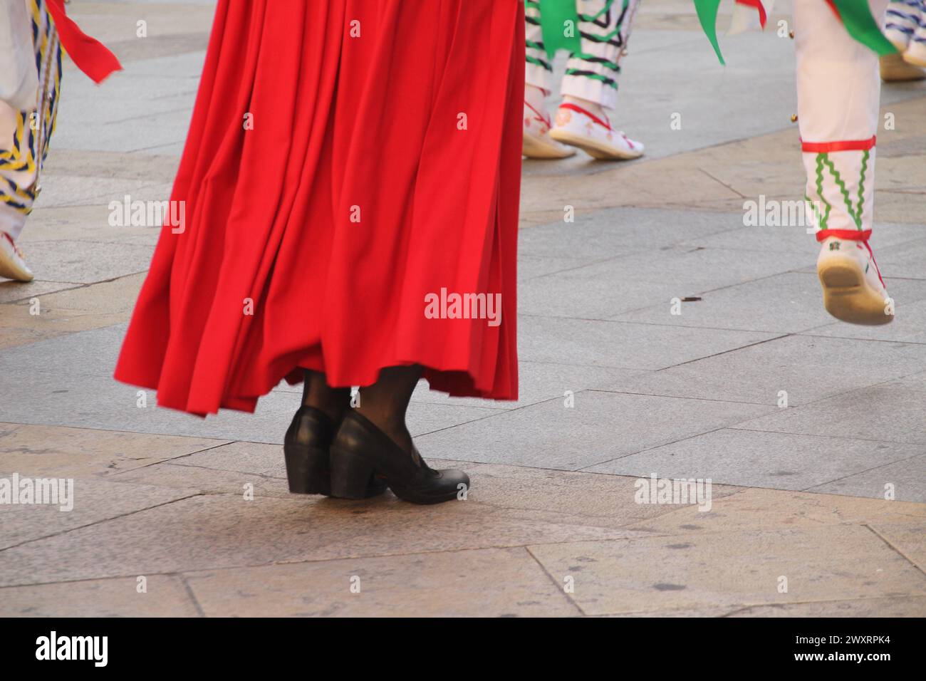 Alcuni ballerini popolari baschi in strada Foto Stock