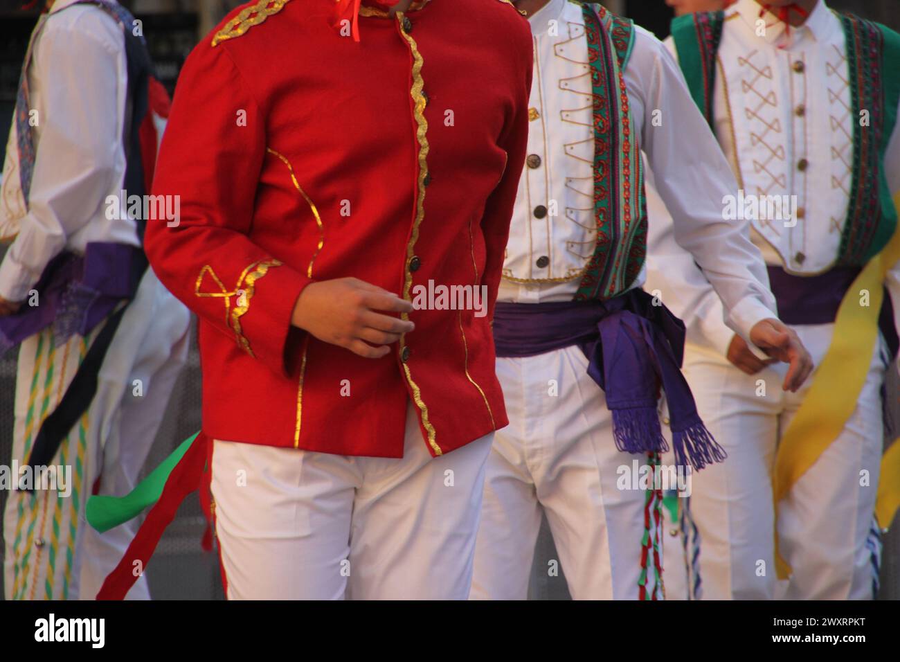 Alcuni ballerini popolari baschi in strada Foto Stock