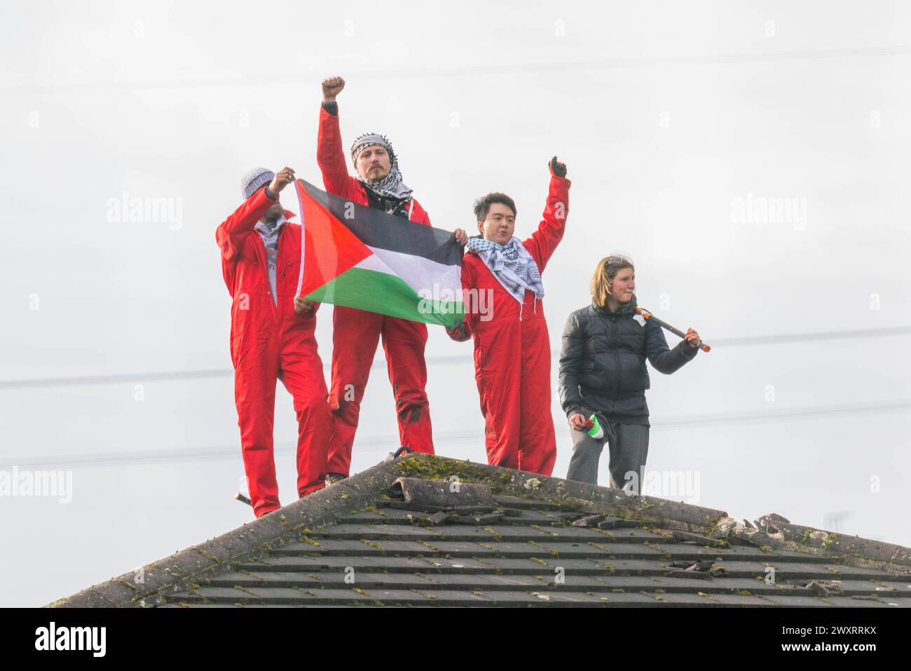 Shipley, Regno Unito. 2 aprile 2024. Palestine Action Occupy Teledyne Systems a Shipley, Regno Unito. Crediti: Milo Chandler/Alamy Live News Foto Stock