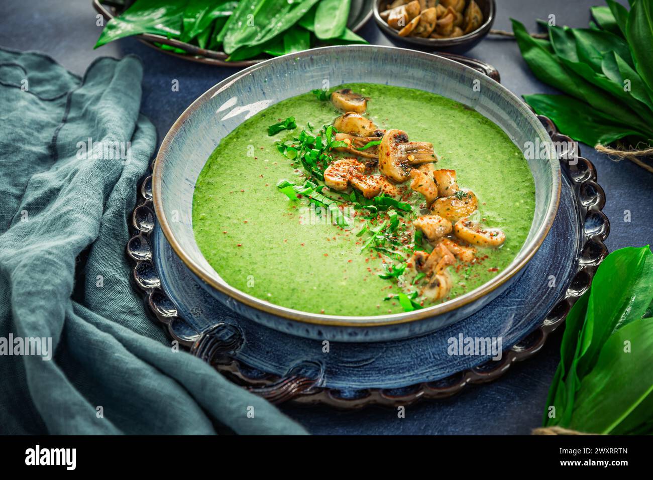 Cremosa zuppa di porri d'orso fatta in casa o zuppa di ramson con champignon fritti Foto Stock