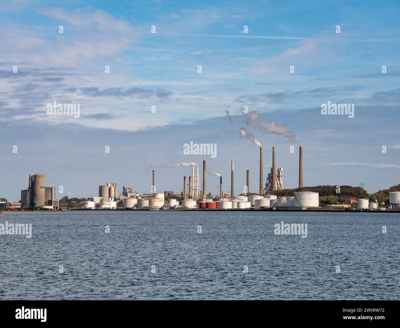 Terminal del combustibile Circle K e stabilimento Portland Cement lungo Limfjord ad Aalborg, Nordjylland, Danimarca Foto Stock