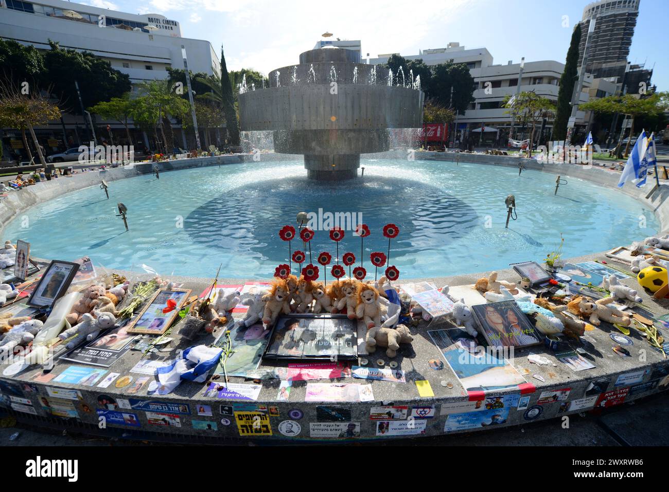 2024 marzo, Kikar Dizengoff, Tel-Aviv, Israele. Un memoriale per le vittime del massacro di Israele del 7 ottobre ad opera del terrorista di Hammas. Foto Stock