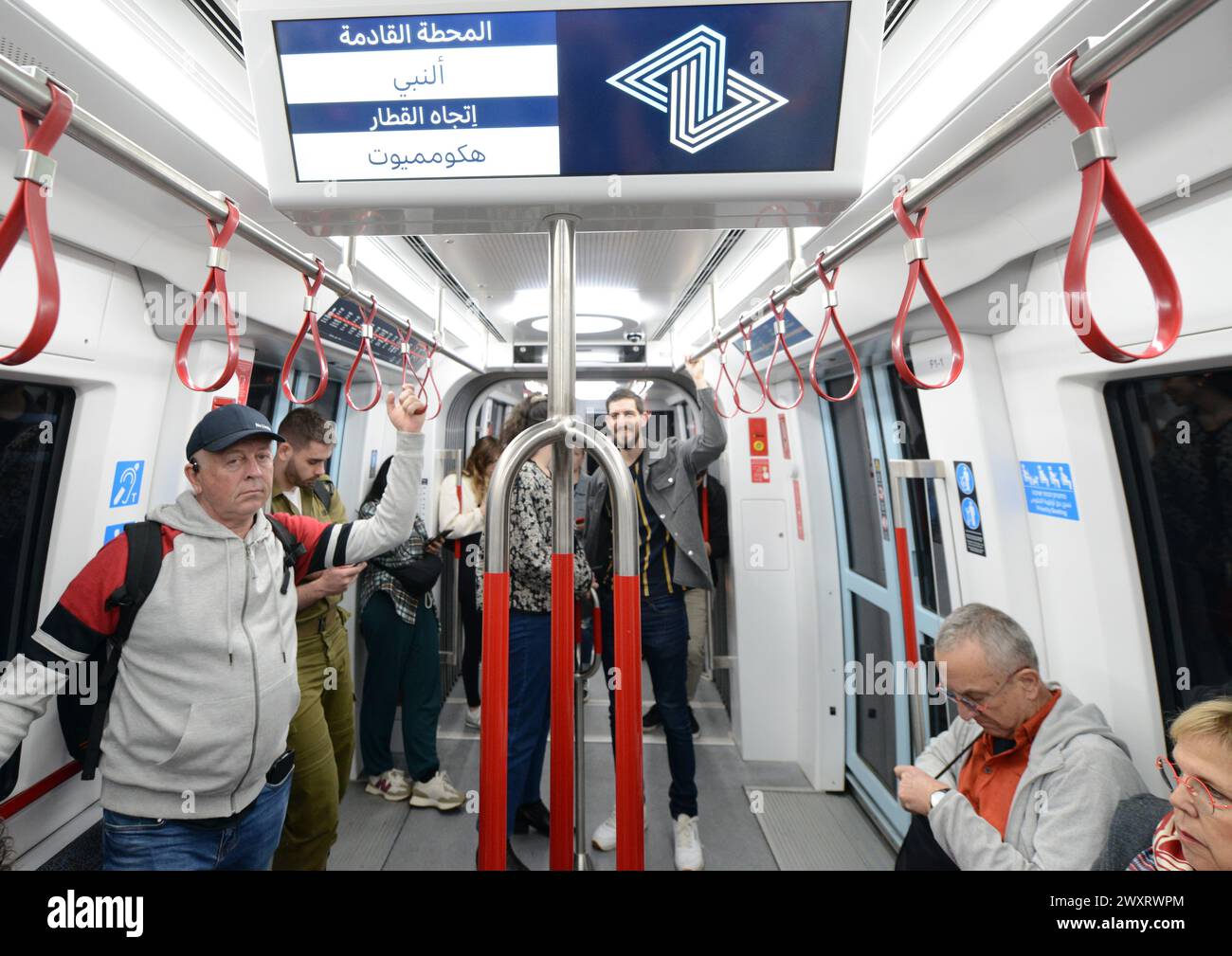 Passeggeri a bordo del moderno treno leggero a Tel Aviv, Israele. Foto Stock