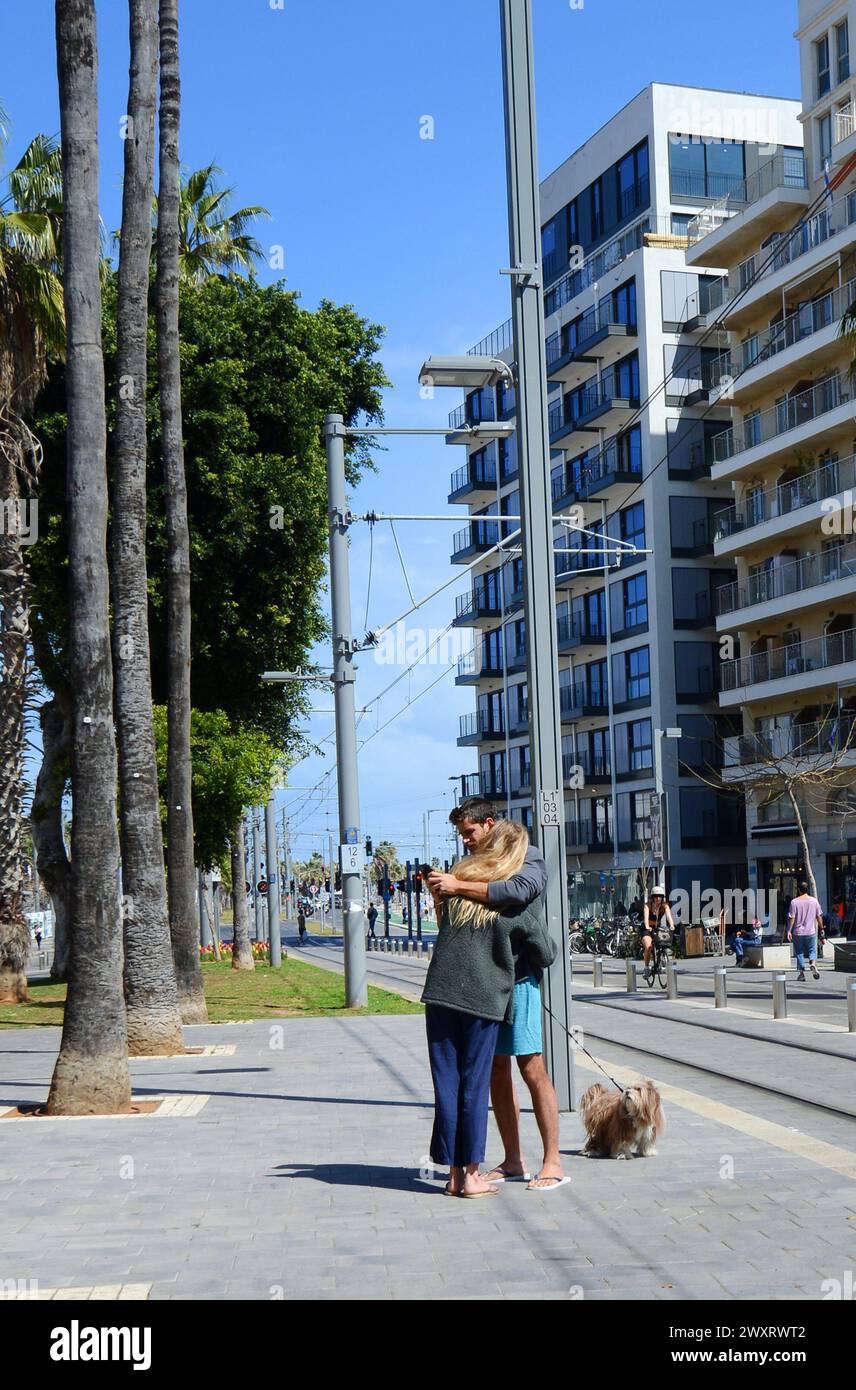 Una coppia con il loro cane a Jaffa, Israele. Foto Stock