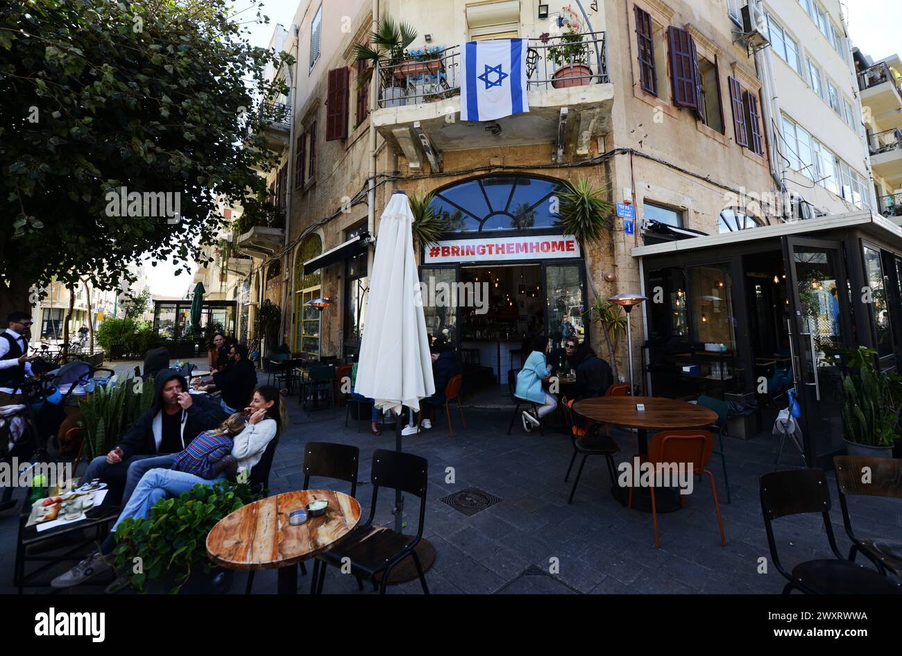 Un vivace bar e caffetteria presso il teatro Gesher a Jaffa, Israele. Foto Stock