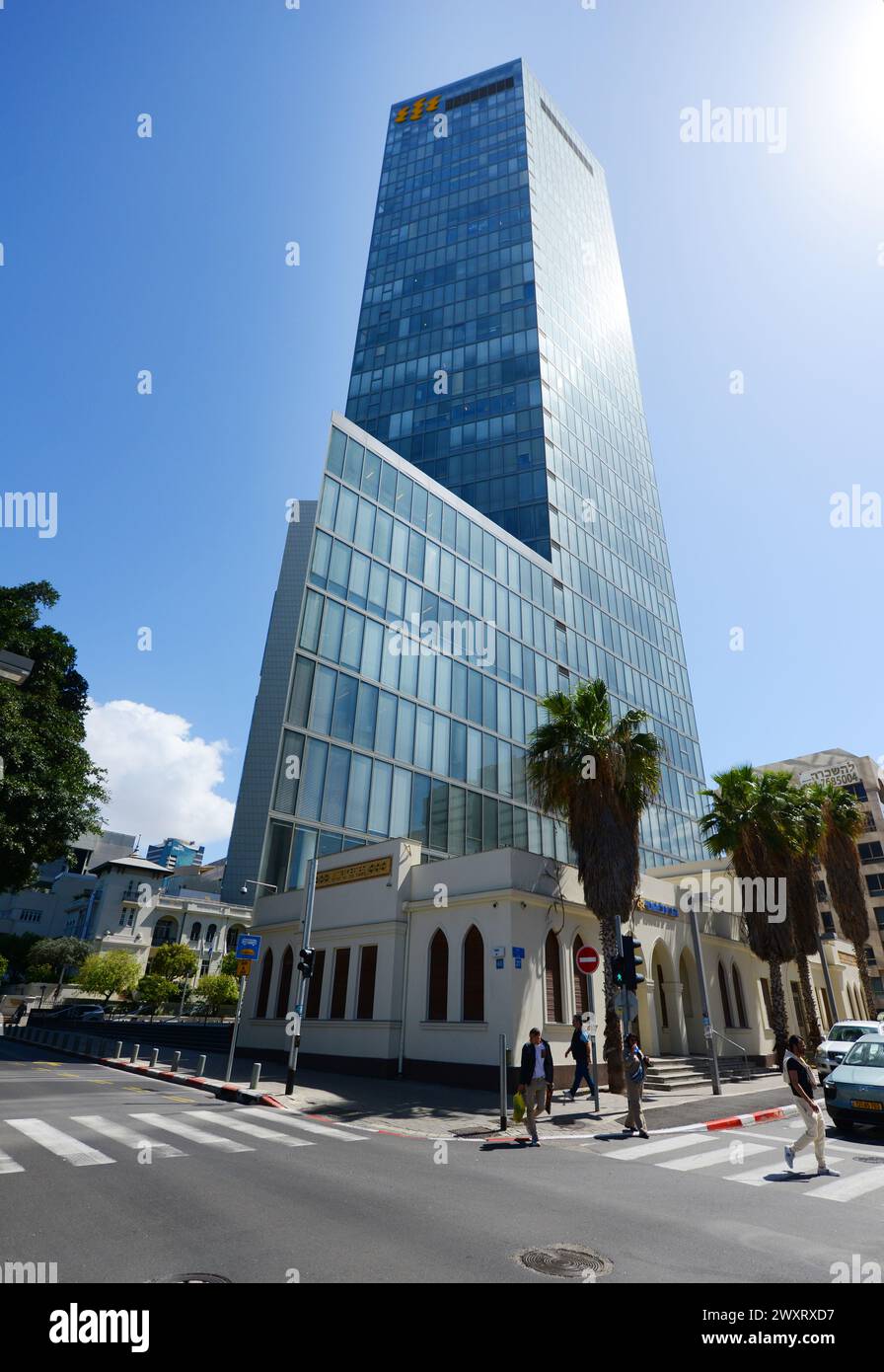 La banca di Beinleumi, sia in un edificio storico che in un moderno grattacielo. Tel-Aviv, Israele. Foto Stock