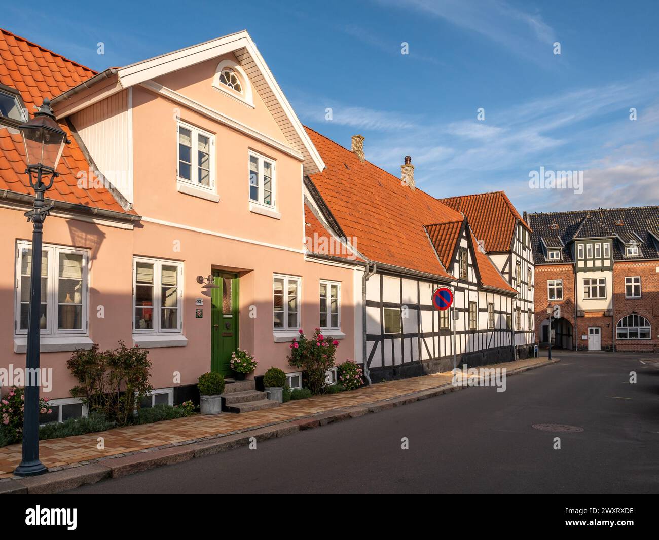 Scena di strada con case storiche lungo l'Annagade di Sankt nella città vecchia di Bogense, Funen, Danimarca Foto Stock