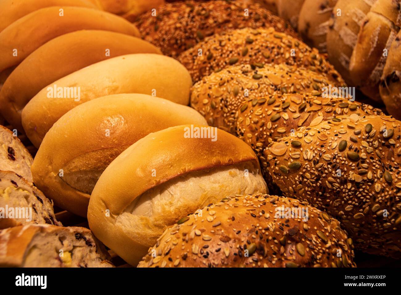 Un bicchierino di pane assortito ordinato sugli scaffali dei prodotti da forno Foto Stock