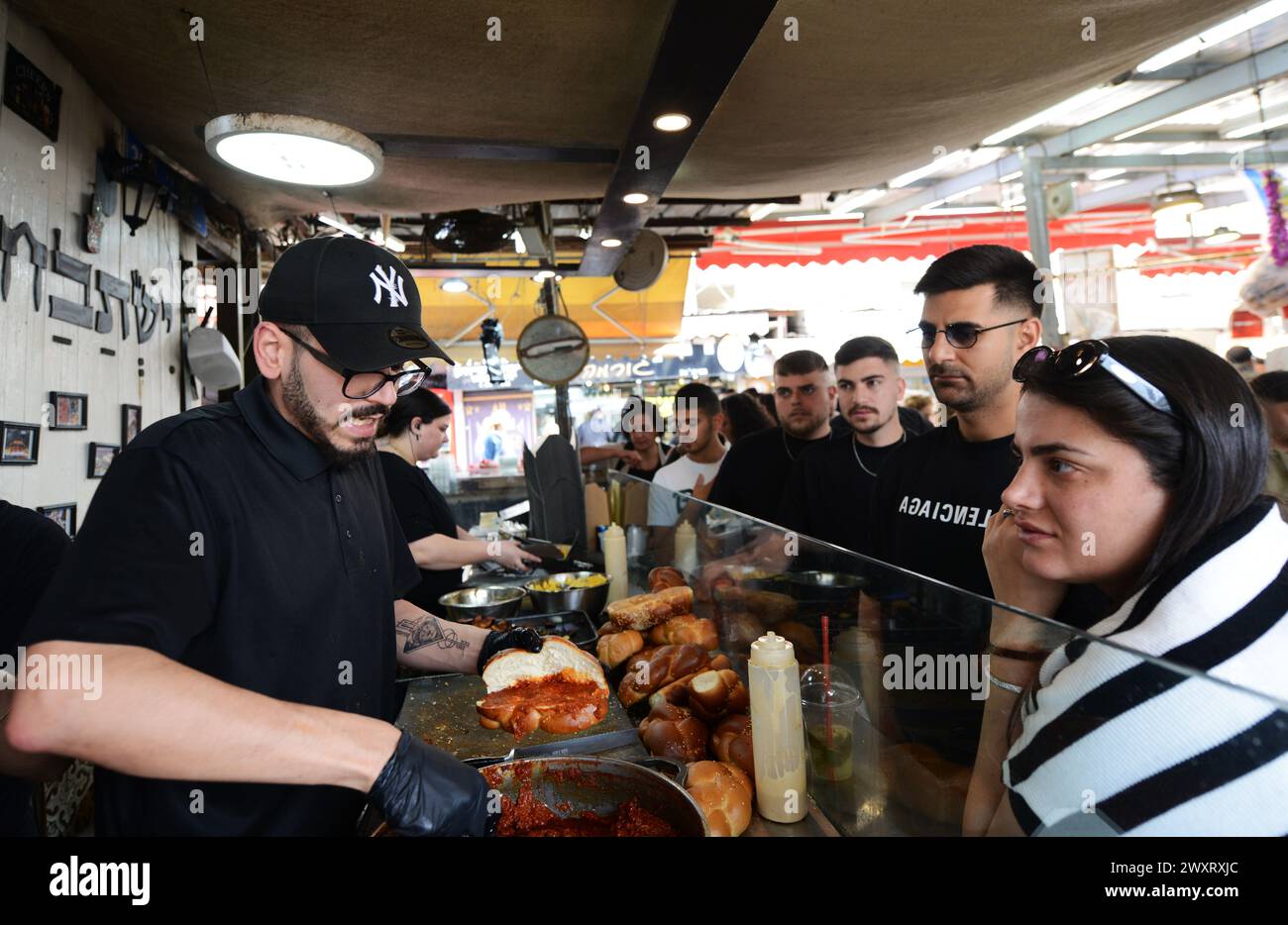 Panini al pane Challah al ristorante Ishtabach al Carmel Market di Tel-Aviv, Israele. Foto Stock