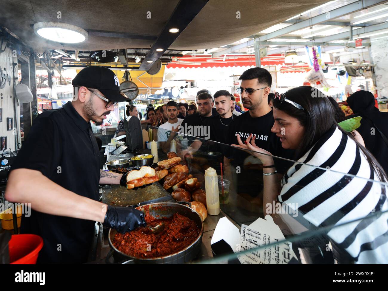 Panini al pane Challah al ristorante Ishtabach al Carmel Market di Tel-Aviv, Israele. Foto Stock