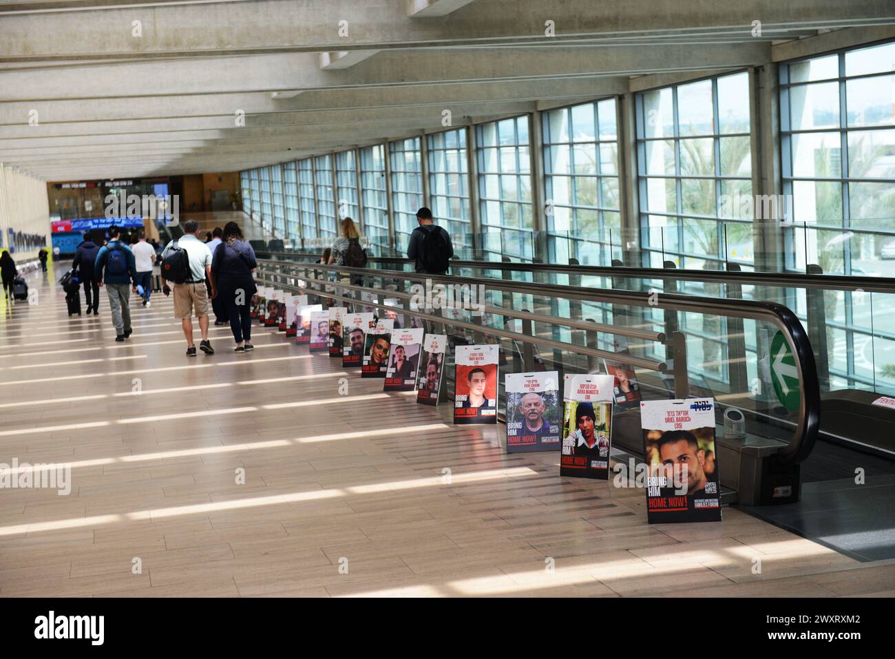 Foto degli ostaggi israeliani mostrate all'aeroporto internazionale Ben-Gurion in Israele. Foto Stock