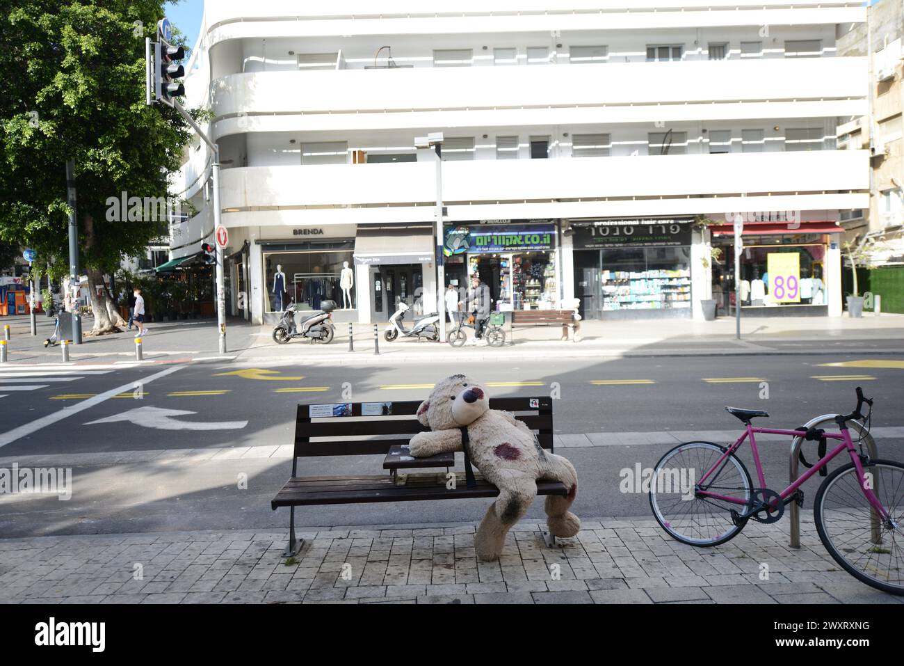 Grandi orsacchiotti, macchiati di sangue finto, sono collocati sulle panchine lungo via Dizengoff di Tel Aviv, come ricordo degli ostaggi detenuti a Gaza. Foto Stock