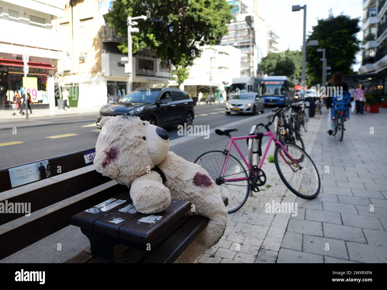 Grandi orsacchiotti, macchiati di sangue finto, sono collocati sulle panchine lungo via Dizengoff di Tel Aviv, come ricordo degli ostaggi detenuti a Gaza. Foto Stock