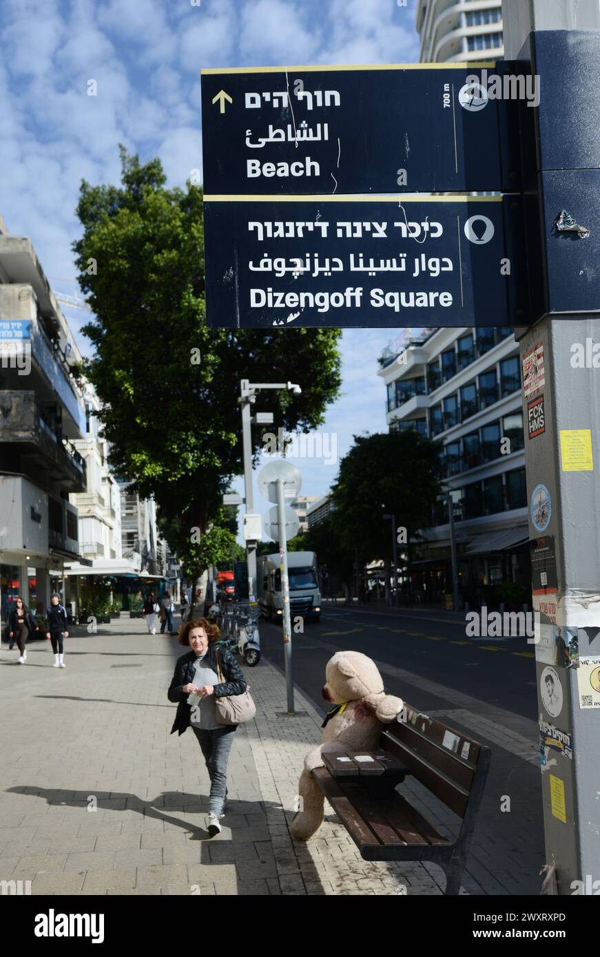 Grandi orsacchiotti, macchiati di sangue finto, sono collocati sulle panchine lungo via Dizengoff di Tel Aviv, come ricordo degli ostaggi detenuti a Gaza. Foto Stock