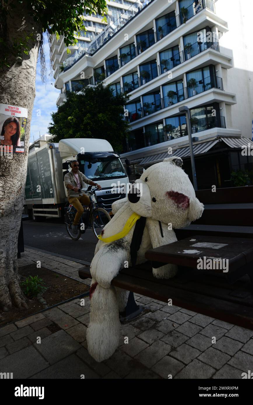 Grandi orsacchiotti, macchiati di sangue finto, sono collocati sulle panchine lungo via Dizengoff di Tel Aviv, come ricordo degli ostaggi detenuti a Gaza. Foto Stock