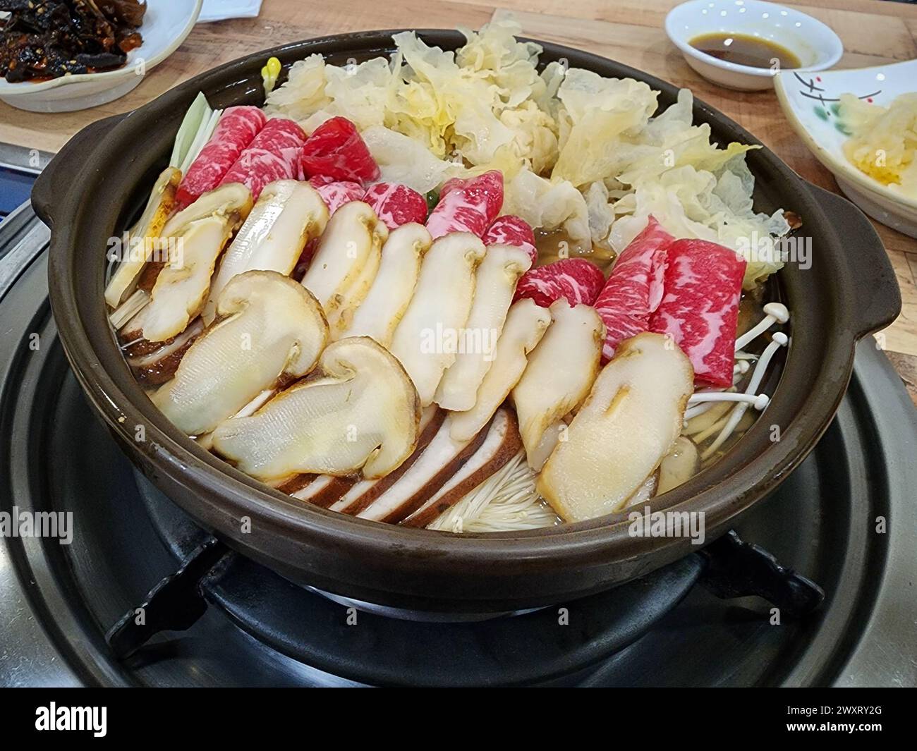 Beoseot Jeongol, o Hot Pot ai funghi, con manzo coreano e vari funghi Foto Stock