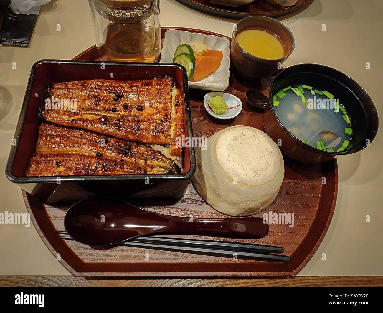 Unagi-don, una ciotola di anguille in stile giapponese servita con contorni giapponesi, zuppa e uova al vapore Foto Stock