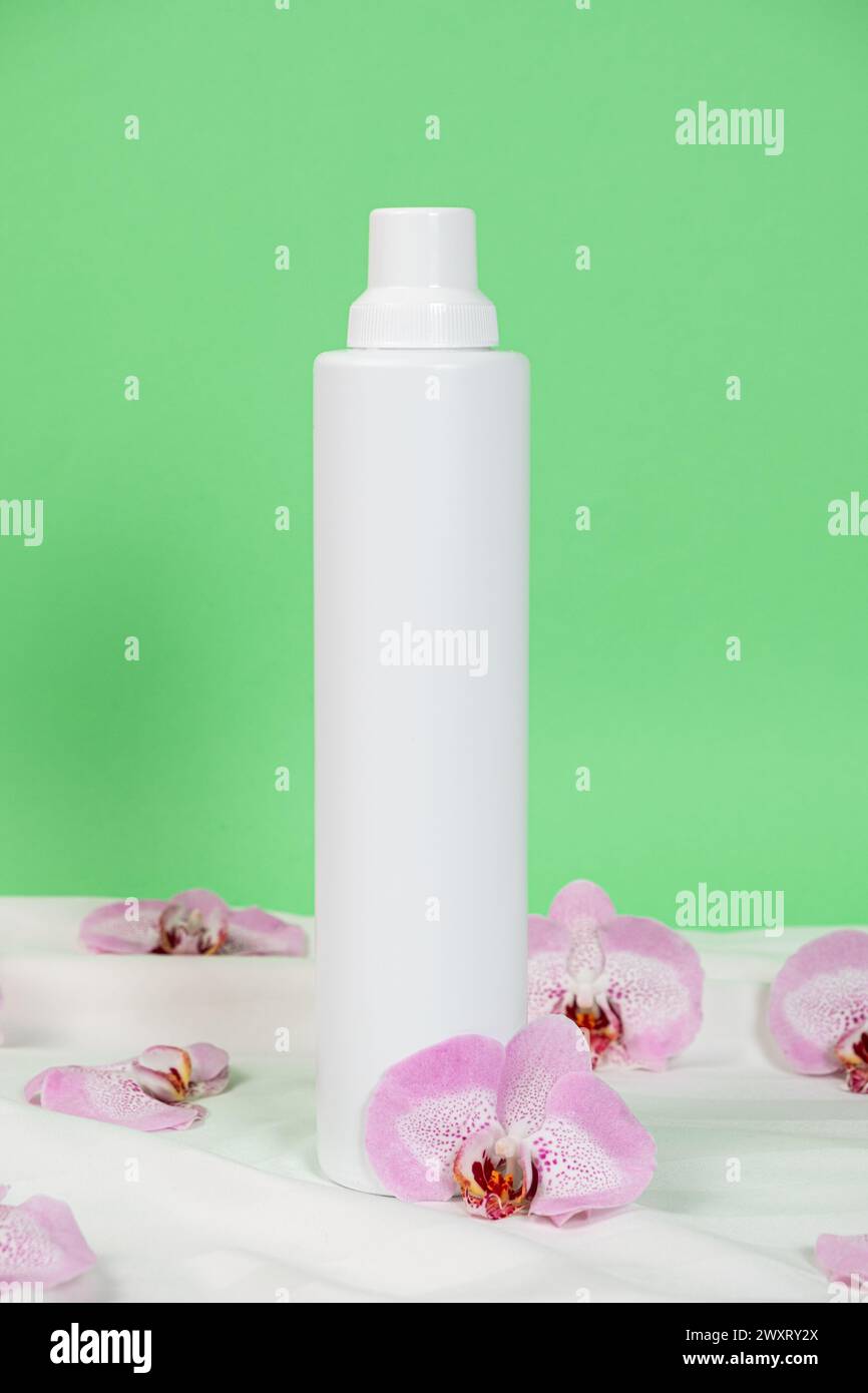 Bottiglia di plastica bianca grande per prodotti chimici domestici su sfondo verde, spazio per testo. Foto Stock