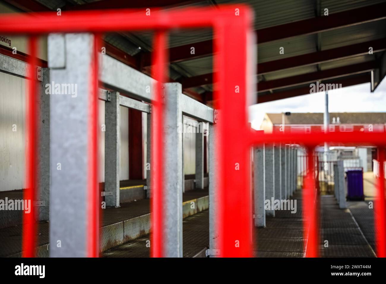 Il lato di una delle tribune del Brackley Town Football Club. Foto Stock