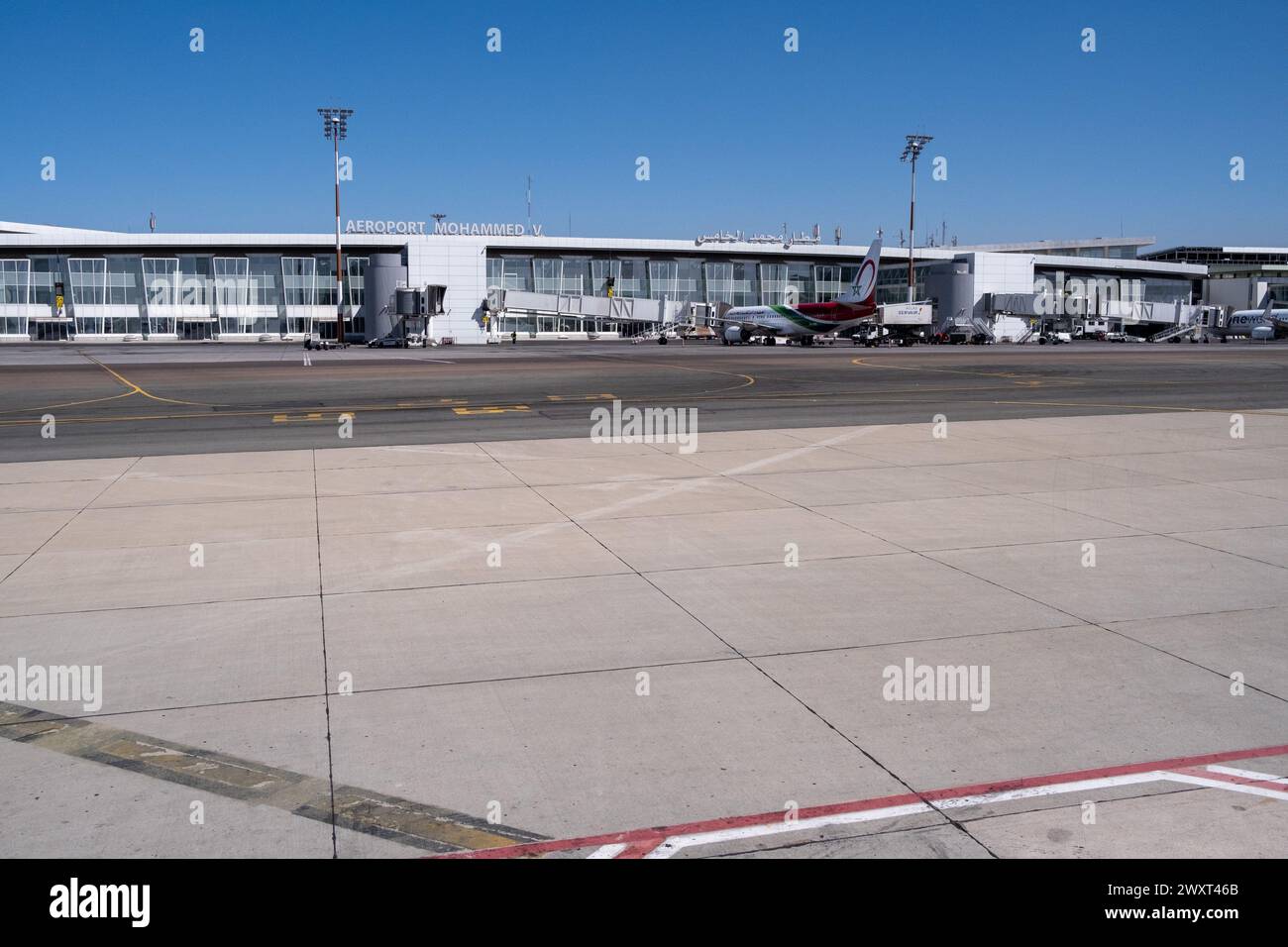 Vista dell'autobus dall'asfalto dell'aeroporto Mohammed V di Casablanca il 1° ottobre 2023. Casablanca, una città in rapida crescita, è la capitale economica di Mor Foto Stock