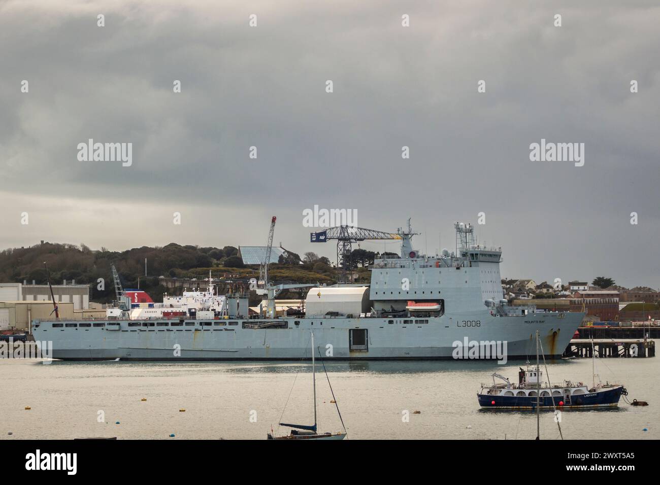 La nave della Royal Navy RFA Mounts Bay è in fase di manutenzione e reinstallazione a Falmouth, Cornovaglia, Regno Unito. Tecnicamente è una "banchina di sbarco" Foto Stock