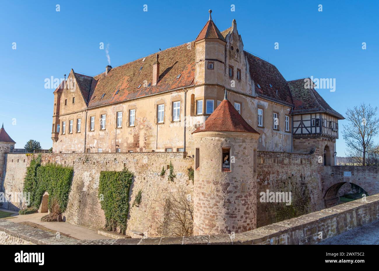 Paesaggio intorno al castello di Stettenfels, un castello medievale sopra Untergruppenbach vicino a Heilbronn, nella Germania meridionale all'inizio della primavera Foto Stock