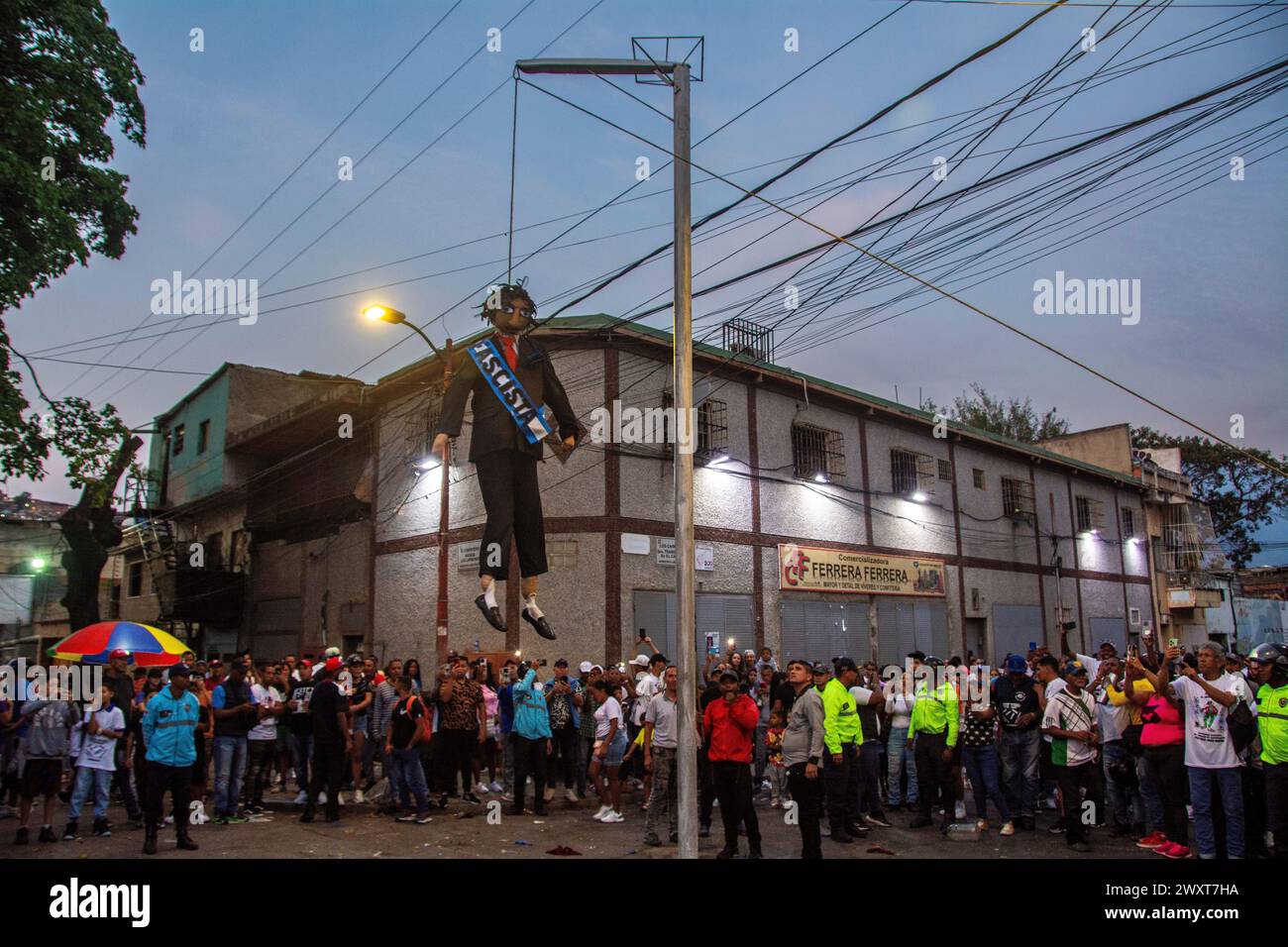 Tradizionale combustione di Giuda, la domenica di Pasqua, durante la settimana Santa, nel popolare quartiere Cementerio a Caracas, Venezuela, dove è raffigurata una bambola Foto Stock