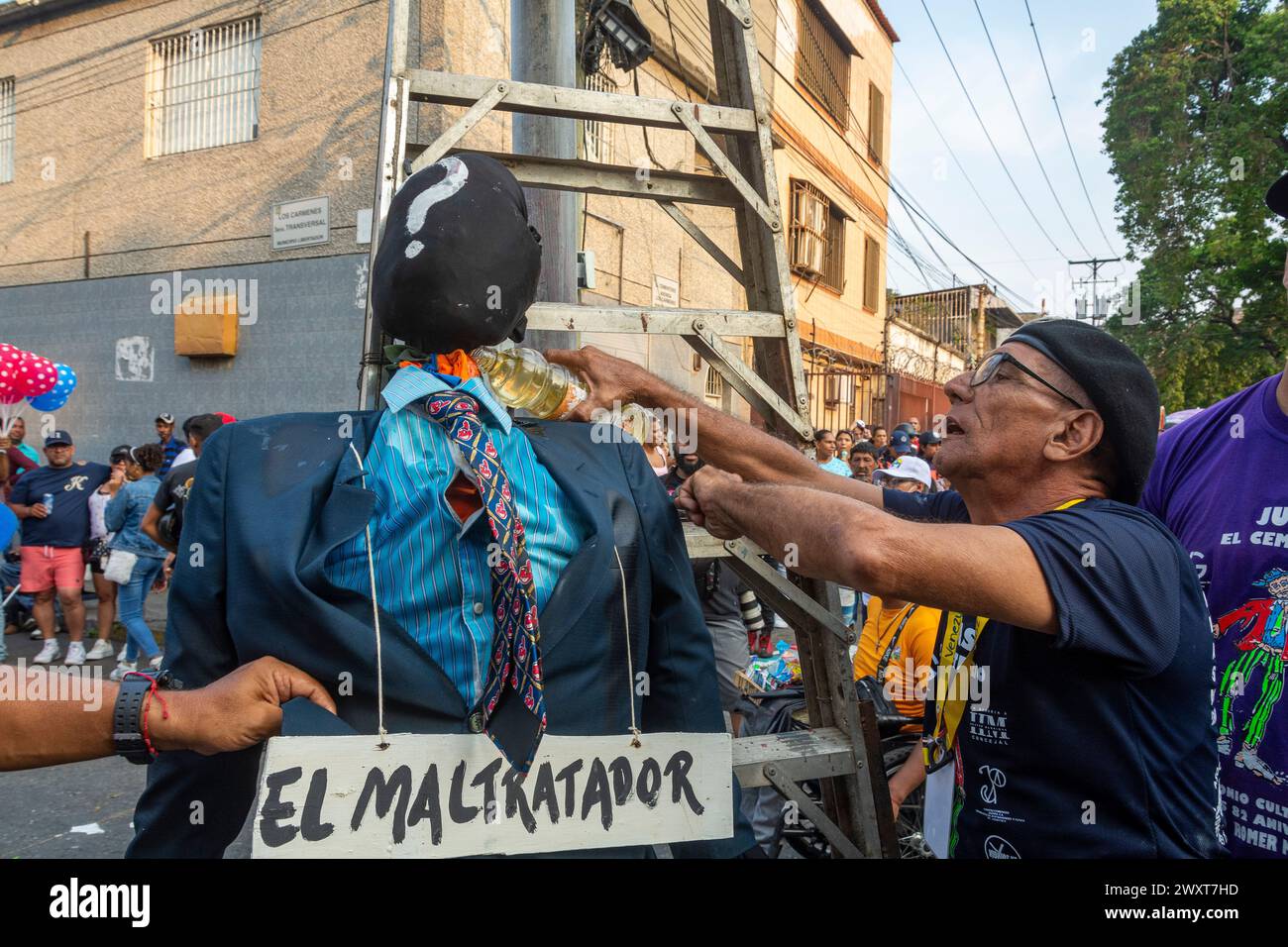 Tradizionale combustione di Giuda, la domenica di Pasqua, durante la settimana Santa, nel popolare quartiere Cementerio a Caracas, Venezuela, dove è raffigurata una bambola Foto Stock