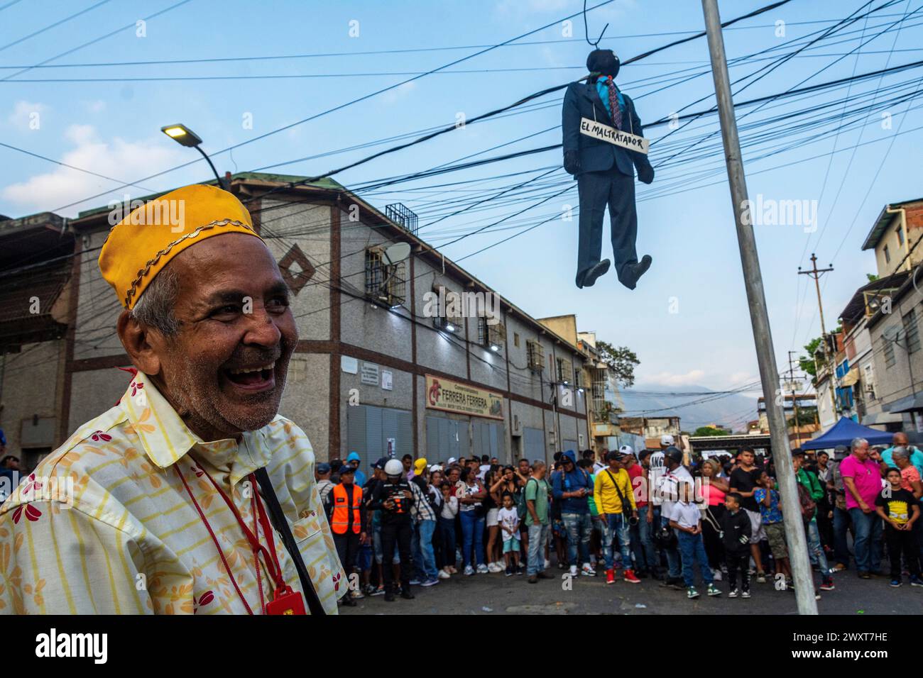 Tradizionale combustione di Giuda, la domenica di Pasqua, durante la settimana Santa, nel popolare quartiere Cementerio a Caracas, Venezuela, dove è raffigurata una bambola Foto Stock