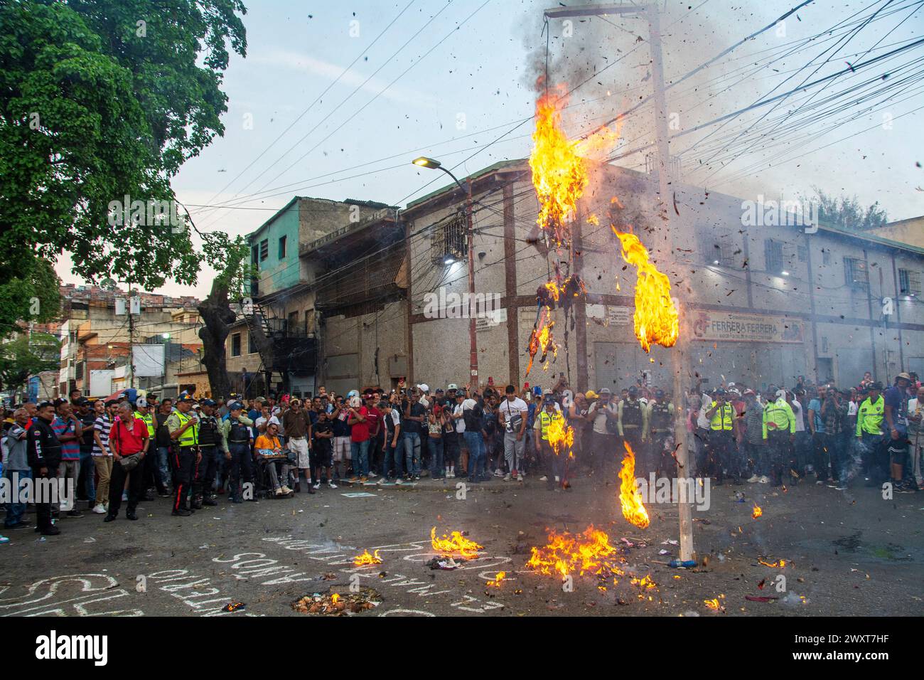 Tradizionale combustione di Giuda, la domenica di Pasqua, durante la settimana Santa, nel popolare quartiere Cementerio a Caracas, Venezuela, dove è raffigurata una bambola Foto Stock