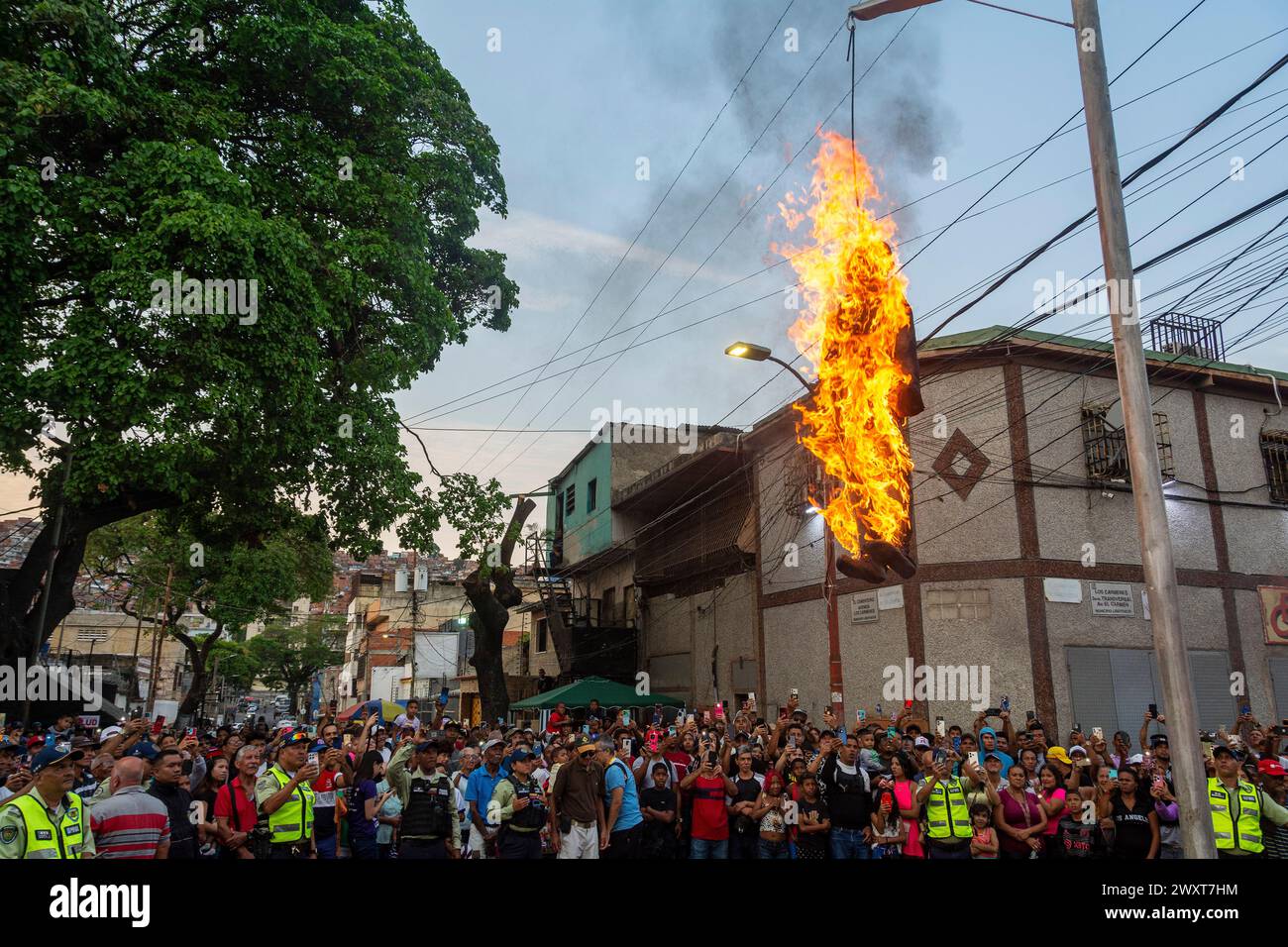 Tradizionale combustione di Giuda, la domenica di Pasqua, durante la settimana Santa, nel popolare quartiere Cementerio a Caracas, Venezuela, dove è raffigurata una bambola Foto Stock