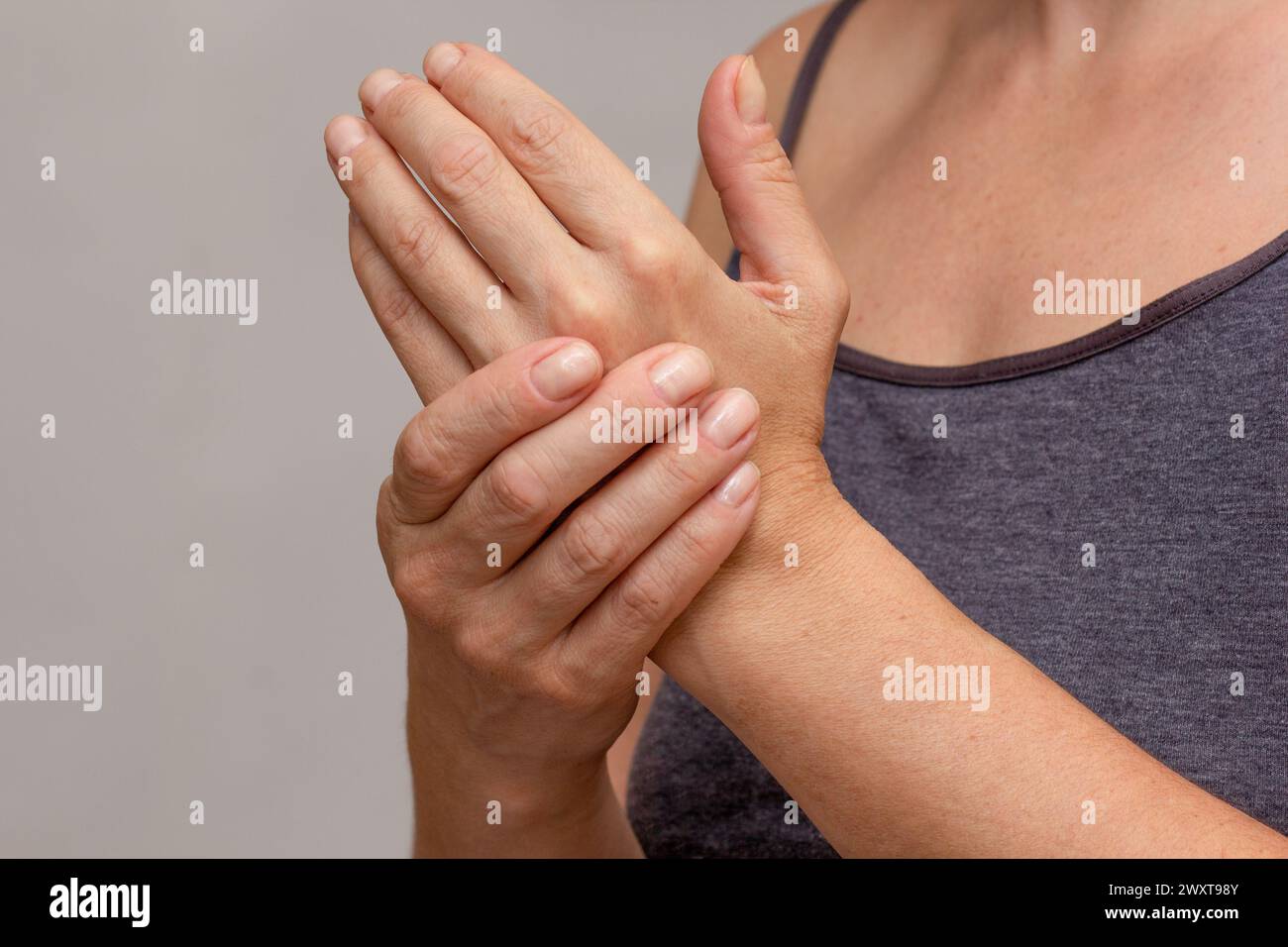 Le mani delle donne mostrano la mano intorpida Foto Stock