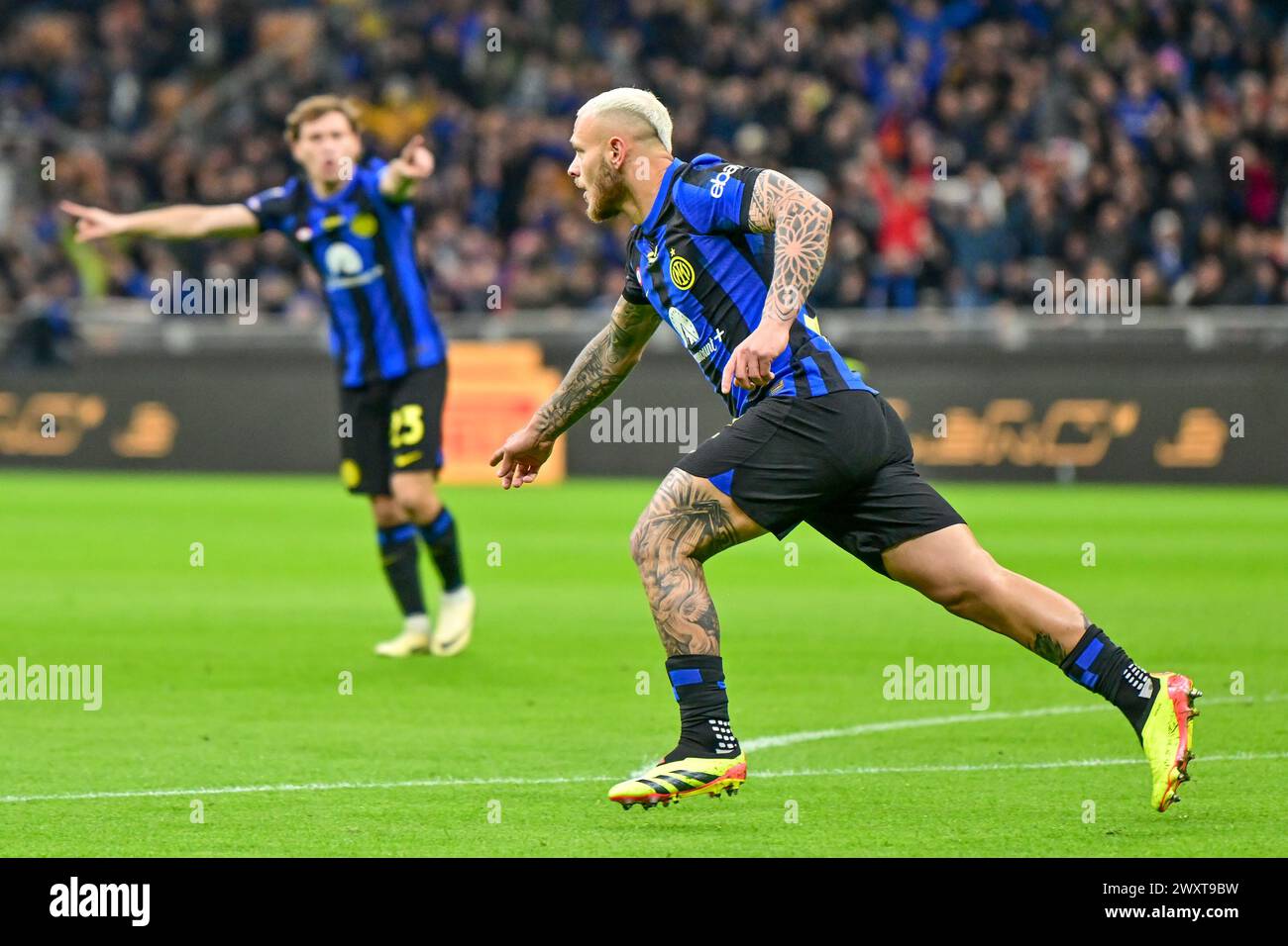 Milano, Italia. 1 aprile 2024. Federico Dimarco (32) dell'Inter segna per il 1-0 la partita di serie A tra Inter e Empoli al Giuseppe Meazza di Milano. (Foto: Gonzales Photo - Tommaso Fimiano). Foto Stock