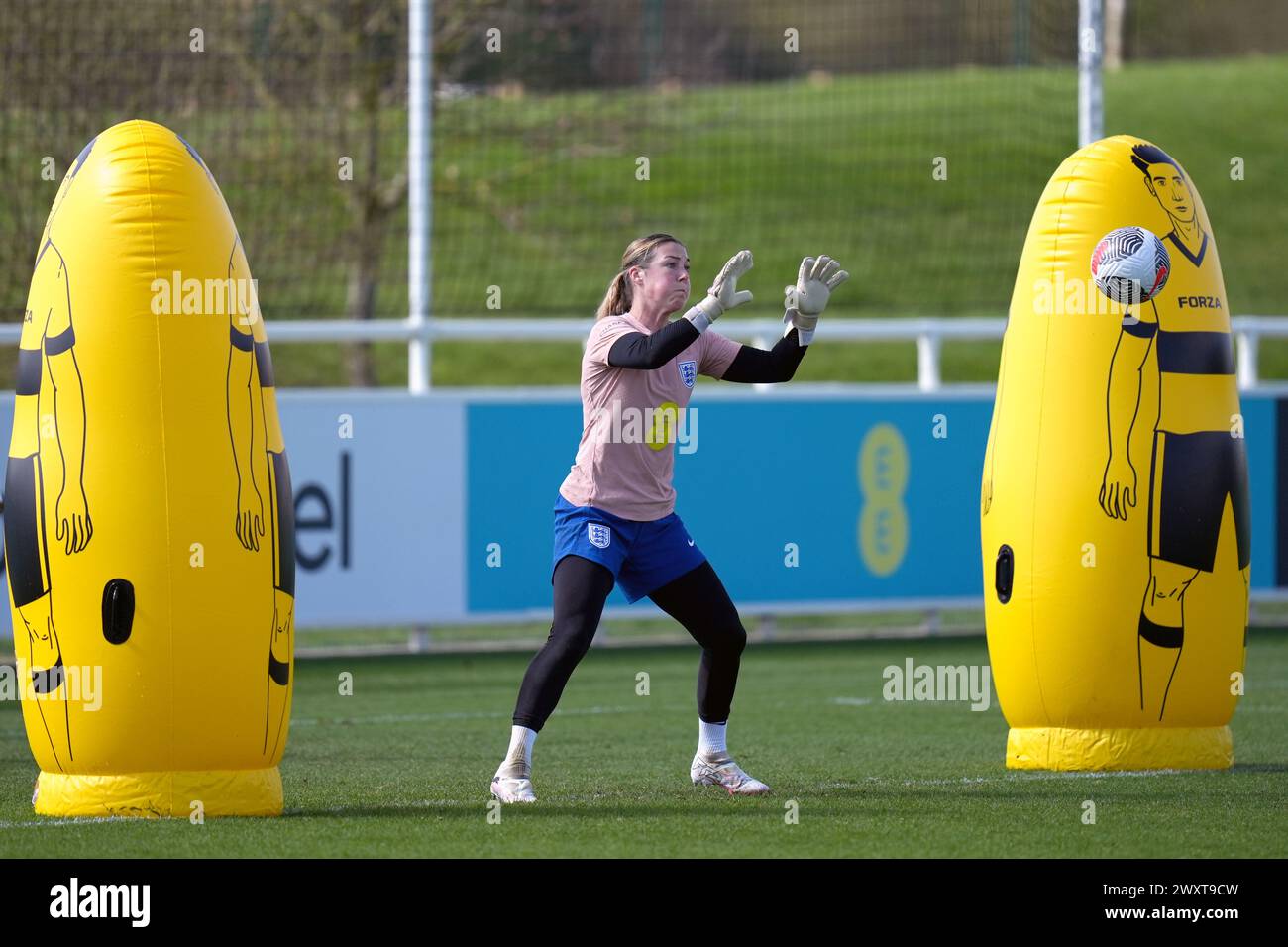 England's Mary Earps durante una sessione di allenamento a St. George's Park, Burton Upon Trent. Data foto: Martedì 2 aprile 2024. Foto Stock